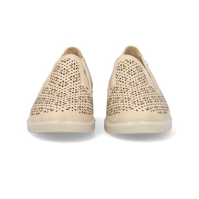 Sapatos mocassim creme com recortes decorativos