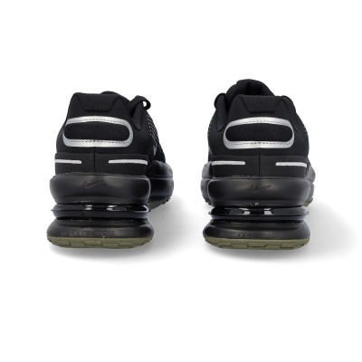 Ténis desportivos pretos vistos de trás com detalhes cinzentos e sola grossa.