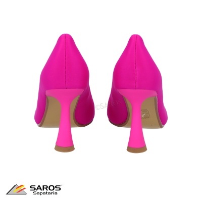 Sapatos de salto alto rosa vistos de trás com fundo branco e logo SAROS