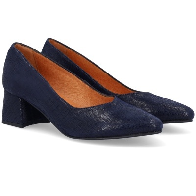 Sapatos azuis de salto médio com textura cruzada e interior castanho