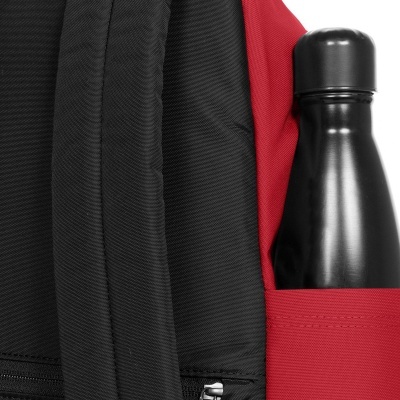 Mochila preta e vermelha com garrafa metálica preta no bolso lateral