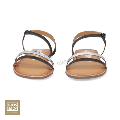 Sandálias femininas pretas e prateadas com sola castanha e fecho de fivela