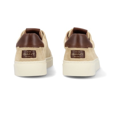 Par de sapatilhas GANT bege com detalles castanhos e sola branca vista de trás
