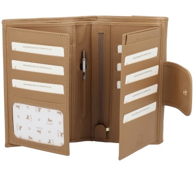 Carteira aberta em pele castanha clara com bolsos para cartões e fecho de pressão