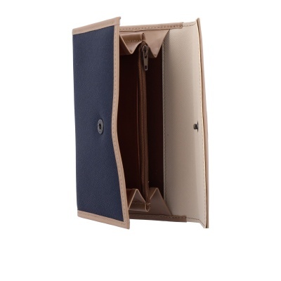 Carteira bicolor azul escuro e bege com compartimentos internos e fecho de botão