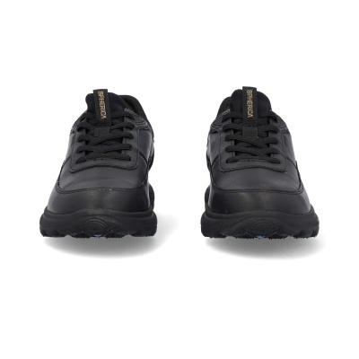 Par de sapatilhas pretas com sola e atacadores pretos