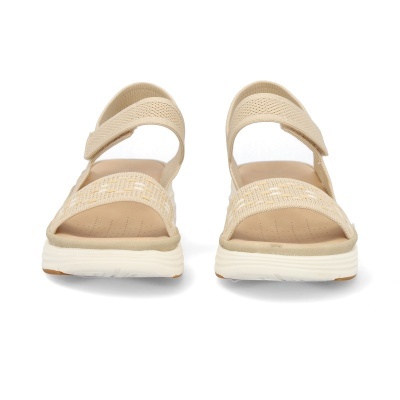 Sandálias bege trançadas com fecho ajustável e sola branca sobre fundo branco