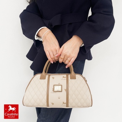 Mala de mão bege Cavalinho com padrão matelassé, detalhes castanhos e símbolos Cavalinho