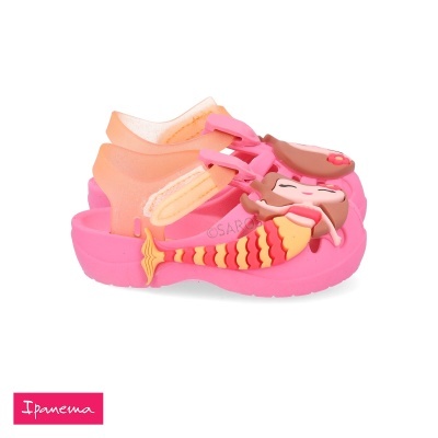 Sandálias rosa com inscrição Ipanema e figura de sereia