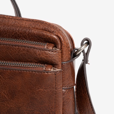 Mala de ombro castanha em pele com fechos metálicos e alça