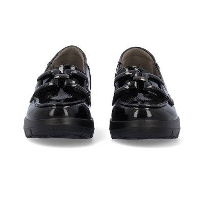 Sapatos mocassim pretos em verniz brilhante com fivelas e sola preta.