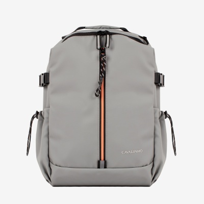 Mochila cinzenta com fecho laranja e logo CAVALINHO