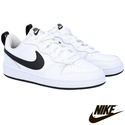 Ténis Nike brancos com Swoosh preto e sola branca com base preta