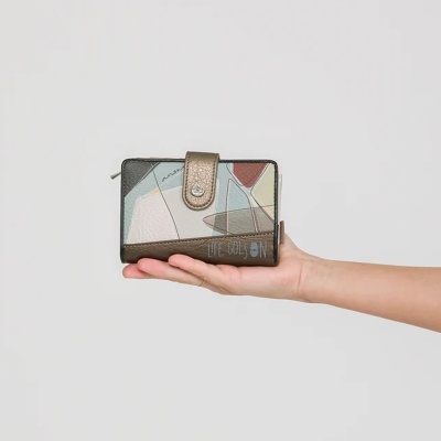 Carteira em pele sintética com design geométrico colorido e texto LIFE GOES ON