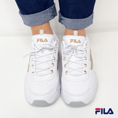 Ténis brancos FILA com detalhes dourados e atacadores brancos