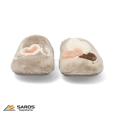 Pantufas cinzentas felpudas com corações bordados e texto 'love'