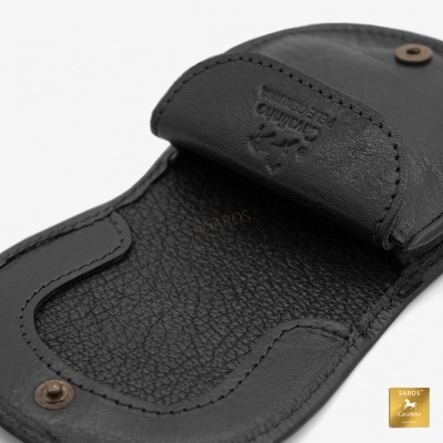 Carteira pequena preta em pele genuína com fecho de botão