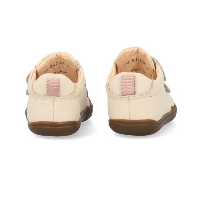 Sapatos infantis de pele bege com sola castanha e detalhe rosa na parte traseira