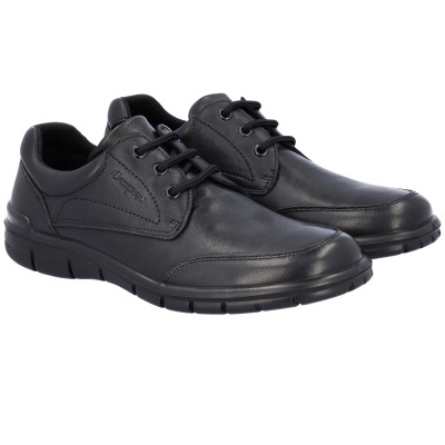 Sapatos pretos de couro com atacadores e sola preta