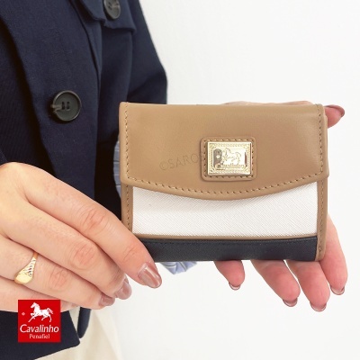 Carteira Cavalinho em castanho claro, bege e castanho escuro com placa metálica