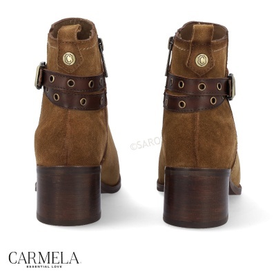 Botins femininos Carmela castanhos em camurça com salto de madeira e detalhes em pele escura