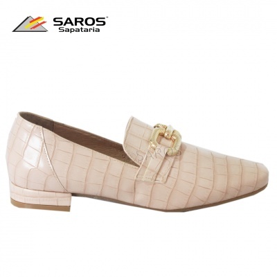 Sapato bege com textura pele de crocodilo e fivela dourada, sobre fundo branco.