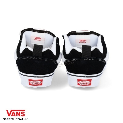 Par de sapatilhas Vans pretas e brancas vistas de trás