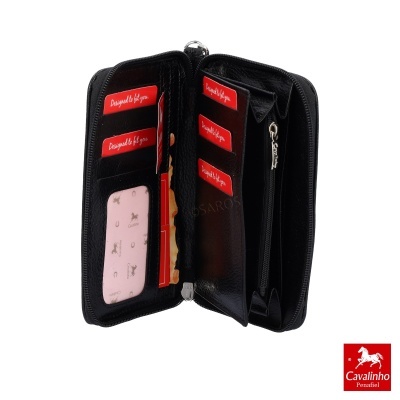 Carteira preta aberta com compartimentos para cartões e fecho