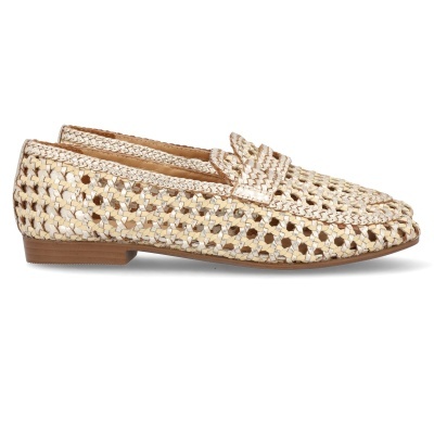 Sapato mocassim feminino com padrão trançado bege e dourado