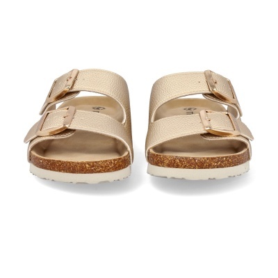 Sandálias douradas com duas tiras e fivelas sobre superfície branca