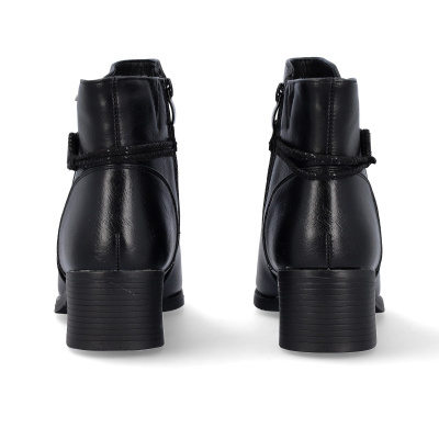 Botins pretos de couro vistos de trás com salto grosso.