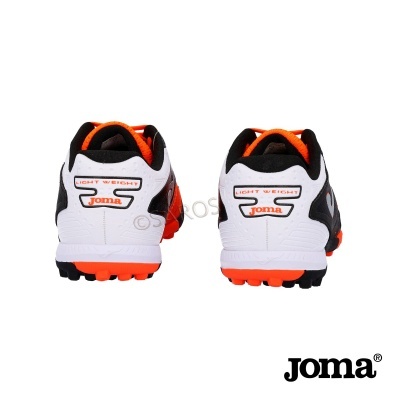 Tênis desportivos Joma branco, preto e laranja vistos por trás