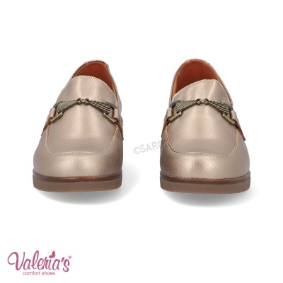 Sapatos mocassim dourados com detalhe de corda e fivela