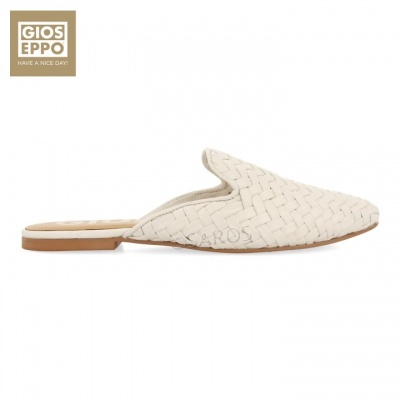 Mule bege claro com textura trançada da Gios Eppo
