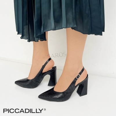 Sapatos de salto alto pretos com padrão croco e saia azul