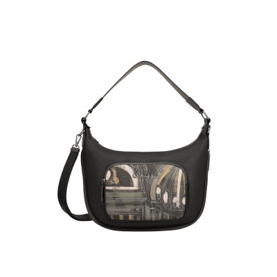 Mala de ombro preta com bolso frontal estampado e alças