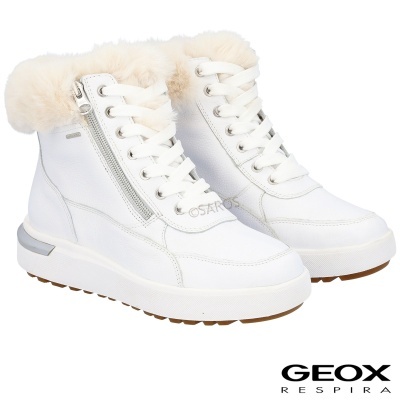 Botas brancas cano médio com pelúcia e zipper lateral.