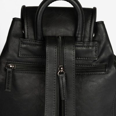 Mochila preta em material sintético com fechos de correr frontais e alças acolchoadas