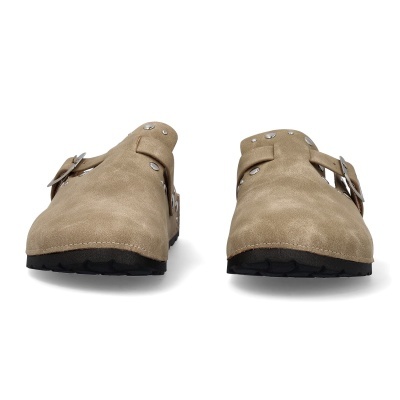 Sapatos mocassim bege com tachas metálicas e fivelas