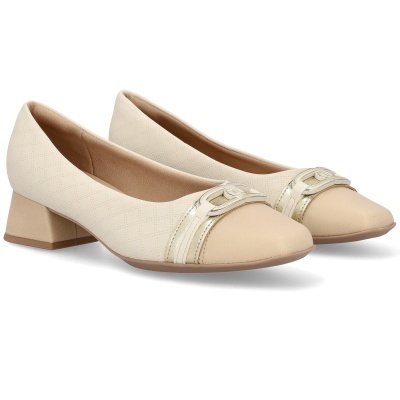 Sapatos de senhora bege e creme com salto baixo e detalhe metálico dourado.