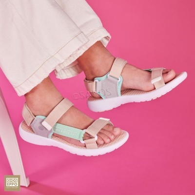 Sandálias abertas de criança bege e azul claro com tiras ajustáveis e sola branca