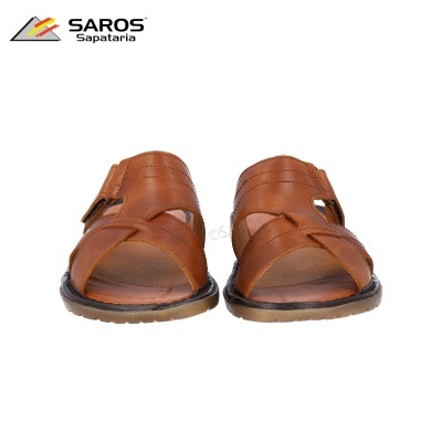 Chinelos castanhos em pele com tiras cruzadas e sola preta e castanha