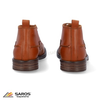 Botas masculinas castanhas em pele, vista traseira, sobre fundo branco com logótipo SAROS no canto inferior esquerdo.