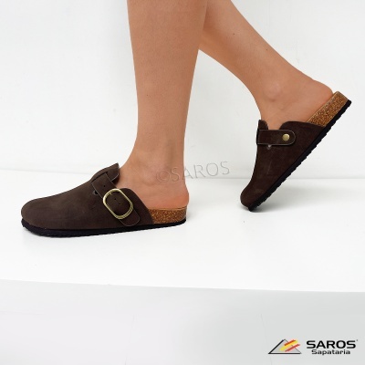 Sapatos tipo mule castanhos em camurça com fivela dourada