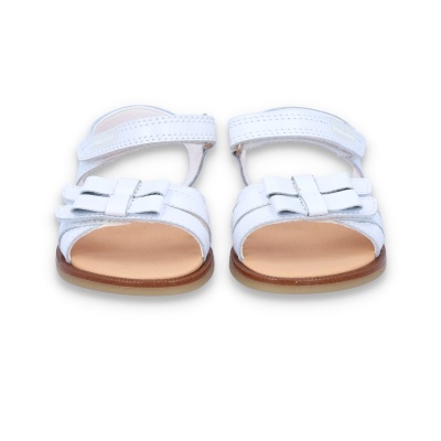 Par de sandálias brancas para bebé com laço e fecho em velcro