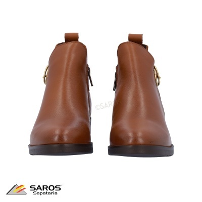 Botas castanhas cano curto com fivela dourada em fundo branco