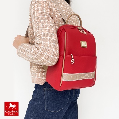 Mochila vermelha com faixa bege e texto Cavalinho