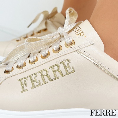 Tênis de senhora creme com logo FERRE dourado