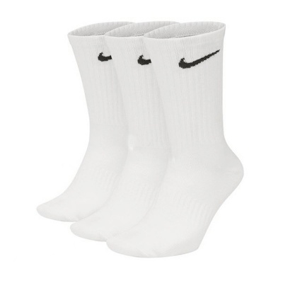 Três pares de meias desportivas brancas com logotipo Nike preto.