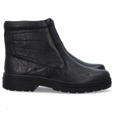 Botas pretas de cano curto em pele com sola grossa preta